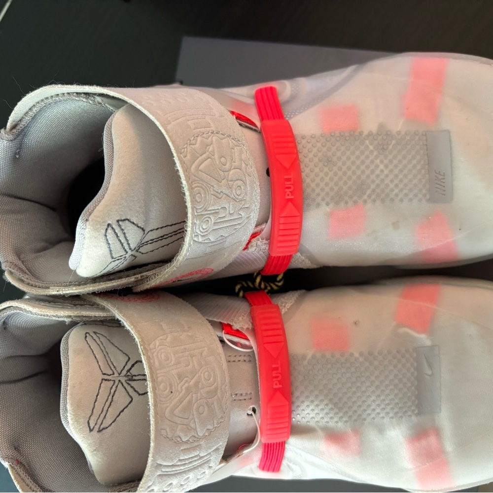 Kobe Nike size 8 men used but in great shape